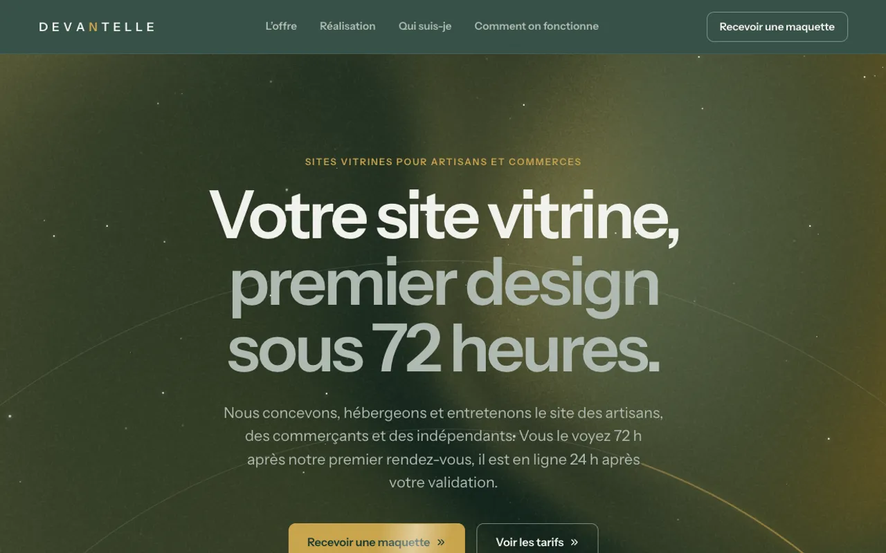 Le site Devantelle en formule Signature : une nuit de vert peint traversée de lumière dorée, des étoiles, et le titre « Votre site vitrine, premier design sous 72 heures ».